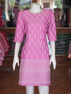 เดรสผ้าฝ้ายลายขอ สีกลีบบัว ไซส์ S