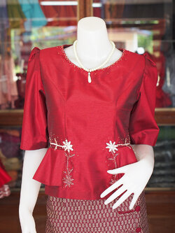 เสื้อผ้าไหมแพรทอง แต่งลูกไม้ สีแดงไวน์ ไซส์ L