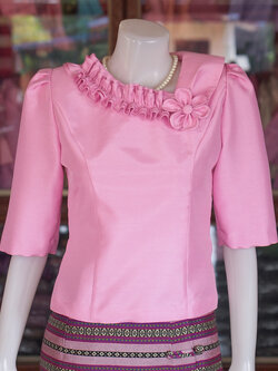 เสื้อผ้าไหมแพรทอง แต่งดอกไม้ สีชมพู ไซส์ XL