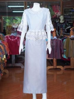 ชุดเสื้อกระโปรงผ้าไหมแพรทองแต่งลูกไม้ สีเทาเงิน ไซส์ M