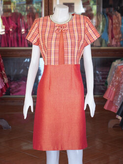 เดรสผ้าฝ้ายสุโขทัยสีส้ม แต่งผ้าทอลายสก็อต ไซส์ L