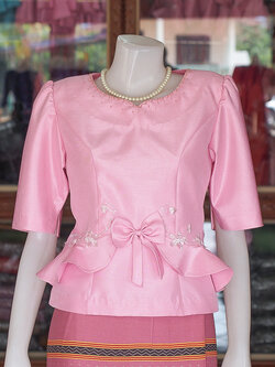 เสื้อผ้าไหมแพรทอง แต่งลูกไม้ สีชมพู ไซส์ L