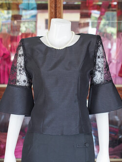 เสื้อผ้าไหมแพรทอง แต่งลูกไม้ สีดำ ไซส์ L