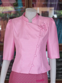 เสื้อผ้าไหมแพรทอง แต่งดอกไม้ สีชมพูอ่อน ไซส์ L