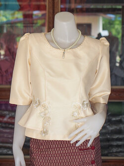 เสื้อผ้าไหมแพรทองแต่งลูกไม้ สีครีม ไซส์ L