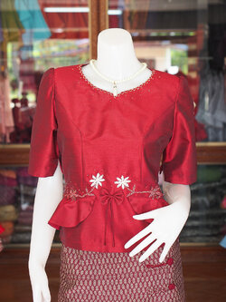 เสื้อผ้าไหมแพรทอง แต่งลูกไม้ สีแดงไวน์ ไซส์ L