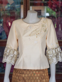 เสื้อผ้าไหมแพรทอง แต่งลูกไม้ สีครีม ไซส์ M