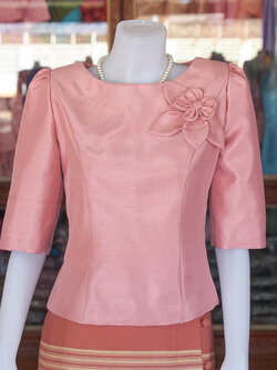 เสื้อผ้าไหมแพรทอง แต่งดอกไม้ สีกะปิ ไซส์ 3XL