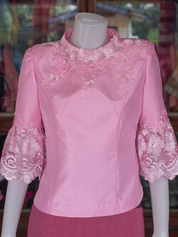 เสื้อผ้าไหมแพรทองแต่งลูกไม้ คอตั้ง สีชมพู ไซส์ 4XL