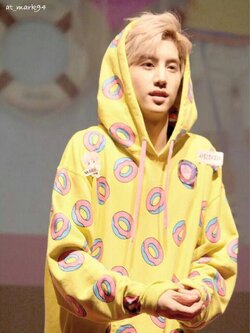 เสื้อโดนัท MARK GOT7 JUST RIGHT MV