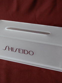 กล่องทิชชูสีขาวขุ่นแบบสลได์เปิดด้านล่าง