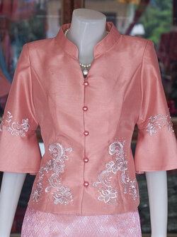 เสื้อผ้าไหมแพรทอง แต่งลูกไม้ สีกะปิ ไซส์ M