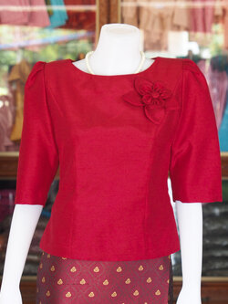 เสื้อผ้าไหมแพรทอง แต่งดอกไม้ สีแดง ไซส์ L