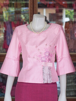 เสื้อผ้าไหมแพรทองแต่งลูกไม้ สีชมพู ไซส์ L