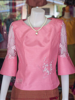 เสื้อผ้าไหมแพรทอง แต่งลูกไม้ สีชมพู ไซส์ L