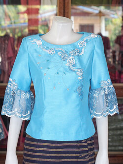 เสื้อผ้าไหมแพรทอง แต่งลูกไม้ สีฟ้า ไซส์ 3XL