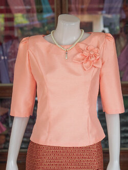 เสื้อผ้าไหมแพรทอง แต่งดอกไม้ สีโอรส ไซส์ L