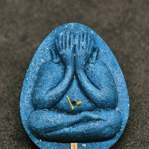 หลวงพ่อพัฒน์ วัดห้วยด้วน พระปิดตาเงินล้าน จัมโบ้ เนื้อโซนน้ำเงิน เลขต้น ฝังตะกรุด AC1072