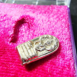 พระปรกใบมะขาม เสาร์ห้า ปี 2539 วัดระฆังโฆสิตาราม กรุงเทพ เนื้อเงิน กล่องเดิม (KP5950)