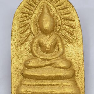 หลวงพ่อชำนาญ วัดบางกุฎีทอง พระพิมพ์รัศมี เนื้อผงดำ ยุคต้น KA4241