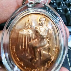 เหรียญพระจอมเกล้า หลังพระสยามเทวาธิราช วังวรดิศ พศ.2545 พร้อมเลี่ยม (AB5051)