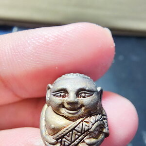 หลวงพ่อคูณ วัดบ้านไร่ ลูกอมพระสังกัจจายณ์ รุ่น คูณเงินคูณทอง 2556 เนื้อสัมฤทธิ์ ขนาด1.6*1.3ซม (KP5860)