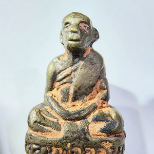 พ่อท่านคล้าย วัดสวนขัน (พิมพ์ก้นอุ) รูปหล่อ รุ่น เงินทองไหลมา บารมีพ่อท่านคล้าย ๕๙ กล่องเดิม (AB6367)