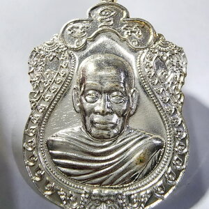 หลวงพ่อพัฒน์ วัดห้วยด้วน เหรียญเสมาหัวเสือห่มคลุม เศรษฐีหมื่นล้าน ยุคเก่า (KA339)