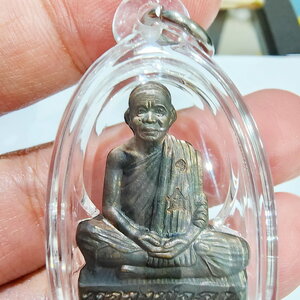 หลวงพ่อคูณ วัดบ้านไร่ จ.นครราชสีมา รูปเหมือนปั๊ม เจริญพร ปี 2557 ฉลองวิหาร พร้อมเลี่ยม (AB4829)