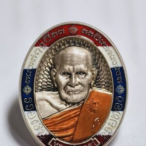 หลวงปู่บุดดา ปัญญาธโร วัดป่าใต้พัฒนาราม เหรียญรวยเงินรวยทอง ซาติน ธงชาติ ลงยา หน้าหลัง(AC1403)