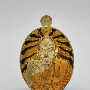 หลวงปู่แสง วัดโพธิ์ชัย เหรียญรูปไข่ ชินบัญชร หลัง พญาครุฑ ลงยา (KA1460)