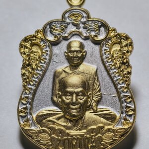 หลวงพ่อพัฒน์ วัดห้วยด้วน เหรียญเสมาพยัคฆ์มหาฤทธา เนื้อสองกษัตริย์ AC2366
