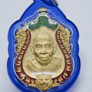 หลวงปู่เฮง วัดบ้านด่านช่องจอม เหรียญเสมาหน้าเสือ เนื้อทองทิพย์ ลงยา พร้อมเลี่ยม AC2732