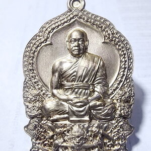 พระมหาสุรศักดิ์ วัดประดู่ สมุทรสงคราม เหรียญนั่งพานสร้างบารมี ปี2564 อัลปาก้า (KA624)
