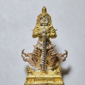 พระครูวิจารณ์ธรรมคุณ วัดนิยมยาตรา ท้าวเวสสุวรรณ รุ่น ราชาทรัพย์ เนื้อ 3K AC9541