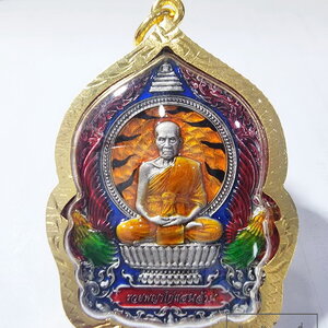 หลวงพ่อพัฒน์ วัดห้วยด้วน รวยพญาไก่แสนล้าน นั่งพาน พร้อมเลี่ยมไมครอน (AB6377)