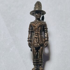 หลวงปู่บัว ถามโก วัดศรีบุรพาราม รูปหล่อยืน สมเด็จพระเจ้าตากสิน เนื้อโลหะรมดำ AC1322