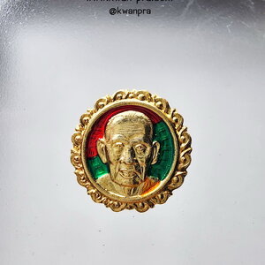 หลวงพ่อพัฒน์ วัดห้วยด้วน เม็ดกระดุม มงคลทรัพย์ ลงยา กล่องเดิม (AB4916)