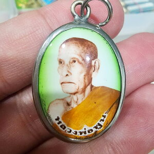 หลวงพ่อพูน วัดบ้านแพน ล็อกเก็ตรูปเหมือน หันข้าง รุ่นแรก สรงน้ำ59 กล่องเดิม (KP5676)