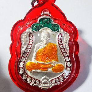 หลวงพ่อพัฒน์ วัดห้วยด้วน เลื่อนฐานะ เฮงตลอด เนื้อเงินลงยา 1ใน 459 องค์ เลข 55 (AC271)