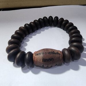 หลวงปู่มหาศิลา กำไลข้อมือ ประคำไม้แก่นมะขามโปร่งฟ้า ซองเดิม (AC629)