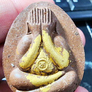 หลวงปู่หา วัดสักกะวัน จ.กาฬสินธุ์ พระปิดตาจัมโบ้ปลดหนี้รุ่นแรก รุ่นบูชาครู ปี 2566 เทาผงธูปโรยผงตะไบทอง สะดือนะ (AB5232)