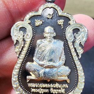 หลวงปู่บุดดา วัดป่าใต้ เสมาเลื่อนสมณศักดิ์ แบล็คปัดทอง กล่องเดิม (AB5968)