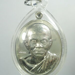 เหรียญรูปเหมือนปั้มพระเทพวิทยาคม หลวงพ่อคูณ รุ่นบารมี 90 วัดบ้านไร่ เนื้อเงินบริสุทธิ์ เลี่ยมสวย