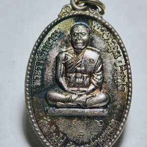 หลวงพ่อคูณ วัดบ้านไร่ ที่ระลึกสร้างพระอุโบสถ วัดพลับ เนื้อเงิน ด้านหลัง ปิดตามหาอุด (AC6241)