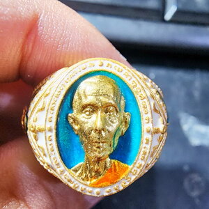 หลวงปู่โต๊ะ วัดถ้ำสิงโตทอง ราชบุรี แหวนหน้ายักษ์ ชนะจนปลดหนี้ กล่องเดิม (AB5681)