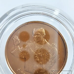 เหรียญในหลวง รัชกาลที่9 รุ่นทรงยินดี เนื้อทองแดง 2549 พร้อมตลับ (KP6069)