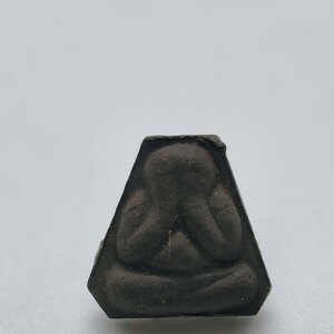 เจ้าคุณธงชัย วัดไตรมิตรวิทยาราม พระปิดตาสารพัด รวยสามจีน รุ่นแรก AC1928