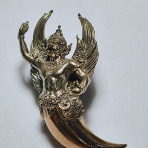 ครูบาวิรุต วัดสันมะเหม้า อ.พาน จ.เชียงราย เล็บครุฑ รุ่น กำเนิดเศรษฐี AC2547