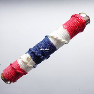 ครูบามนต์ขลัง วังนาคา จังหวัดเพชรบูรณ์ ตระกรุด สีผึ้ง ธงชาติ (KP1970)